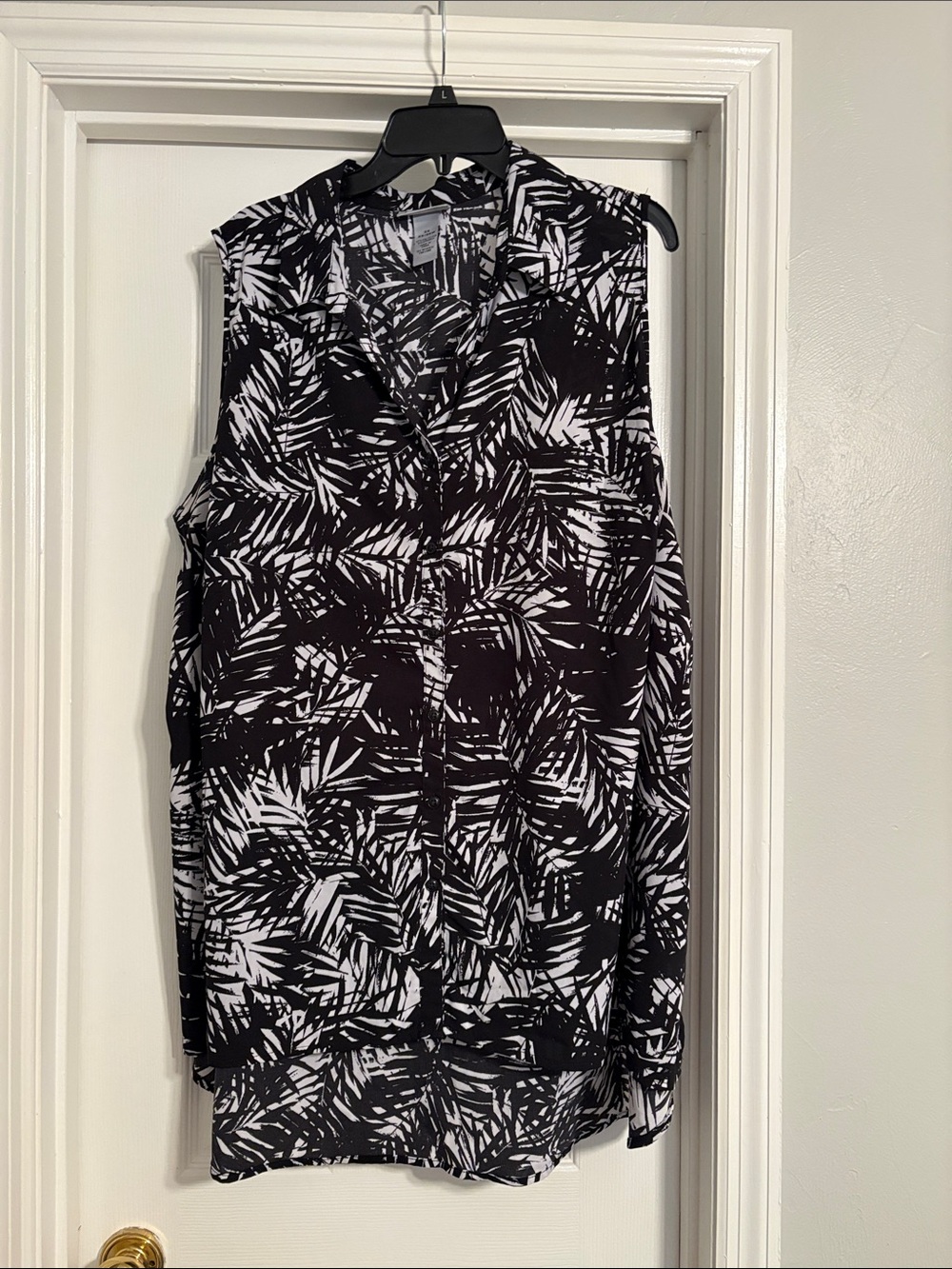 Catherines Black & White Palm-Print Sleeveless Blouse